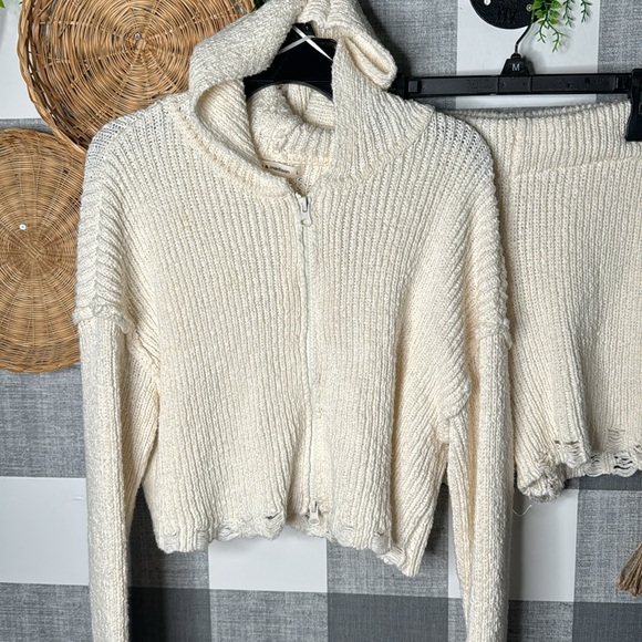 Sweater and Shorts Set - Picture 2 of 11